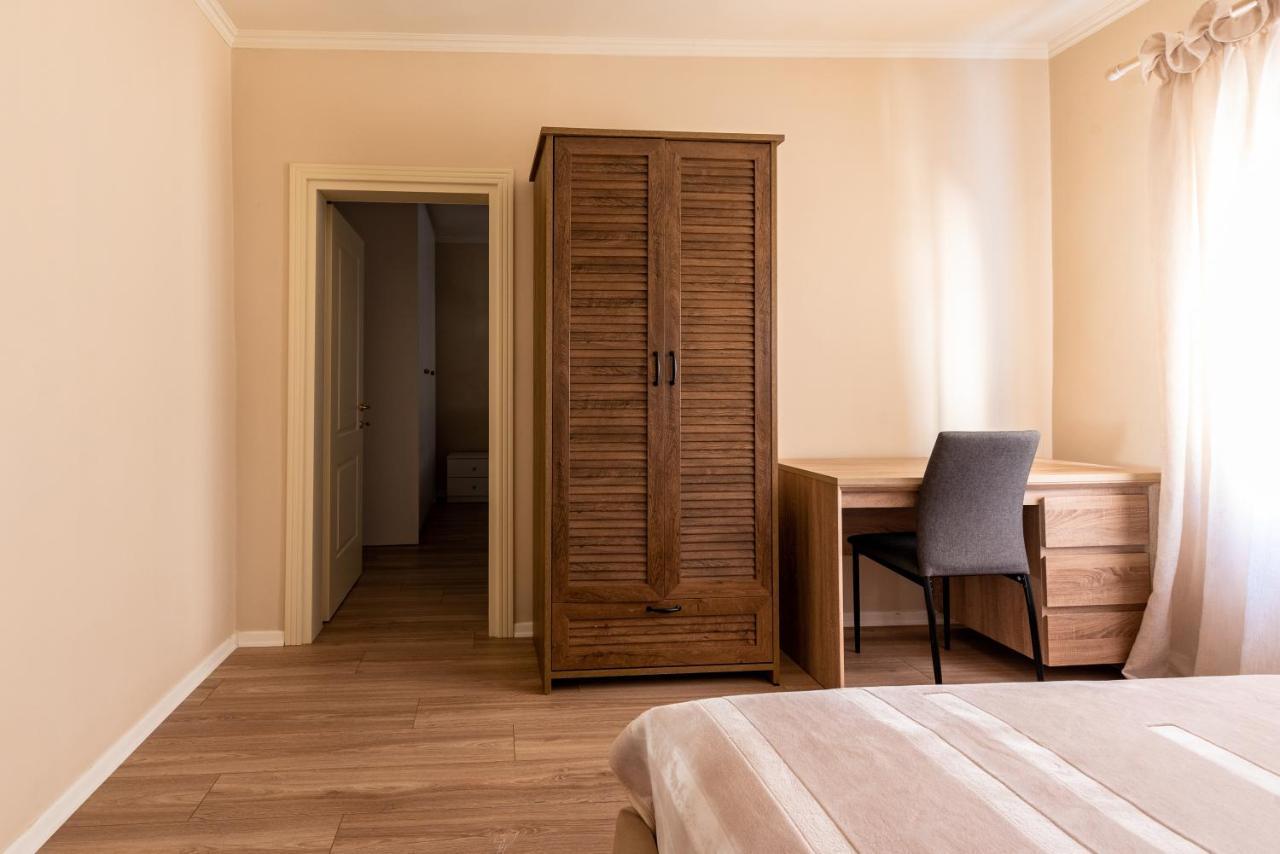 Laura's * Tirana